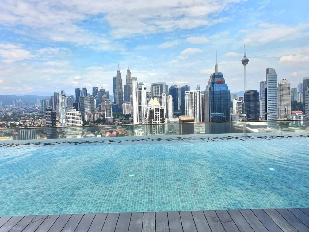 Regalia Suites Klcc View Rooftop Infinity Pool By Angkasa Homes Kuala Lumpur Exterior foto