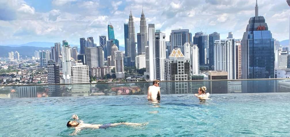Regalia Suites Klcc View Rooftop Infinity Pool By Angkasa Homes Kuala Lumpur Exterior foto