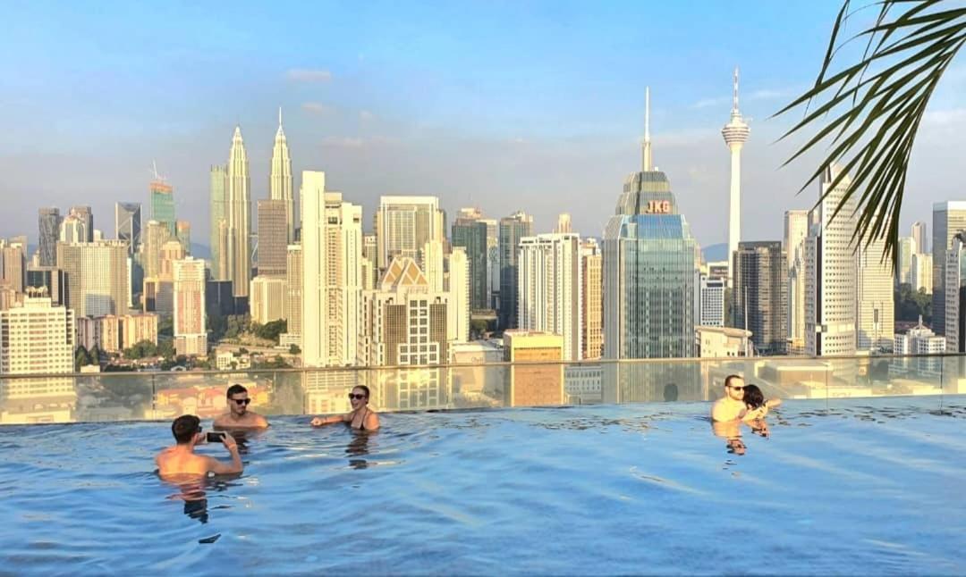 Regalia Suites Klcc View Rooftop Infinity Pool By Angkasa Homes Kuala Lumpur Exterior foto